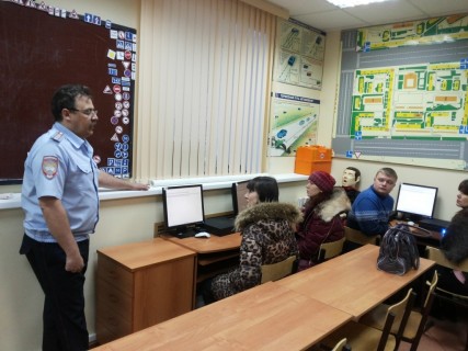 Госавтоинспекция и общественники в Магадане организовали выездной прием экзаменов у будущих водителей в Магадане « автомагадан