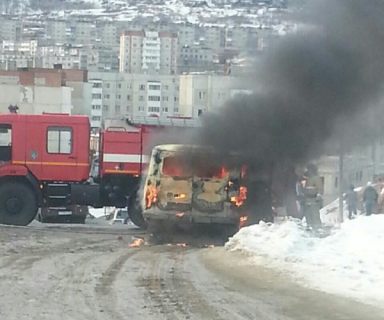 Автомобиль «УАЗ» загорелся в Магадане в Магадане « автомагадан