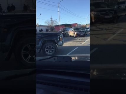 В Магадане массовое ДТП заблокировало движение в 3-м микрорайоне в Магадане &laquo; автомагадан