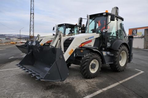 В Магадане парк коммунальной техники ГЭЛУДа пополнился новым экскаватором- погрузчиком в Магадане « автомагадан