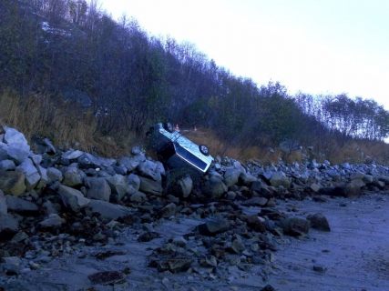 Suzuki Escudo упал с дороги на камни в Магадане в Магадане &laquo; автомагадан